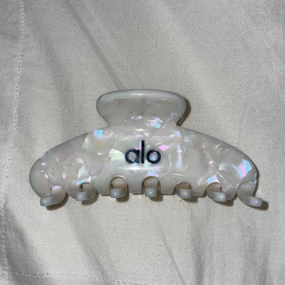 Alo 90's Claw Clip in white pearl - Picture 3 of 5